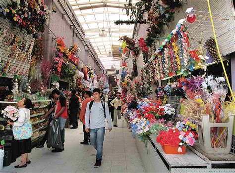  De Mercado de la Merced: Een Kleurige Oogst van Mexicaanse Folklore en Realistische Detail